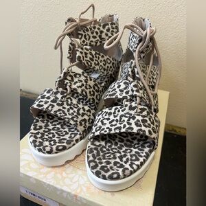 NEW woman’s Very G size 10 animal print sandals.